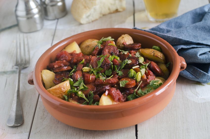 Pommes de terre bravas au chorizo